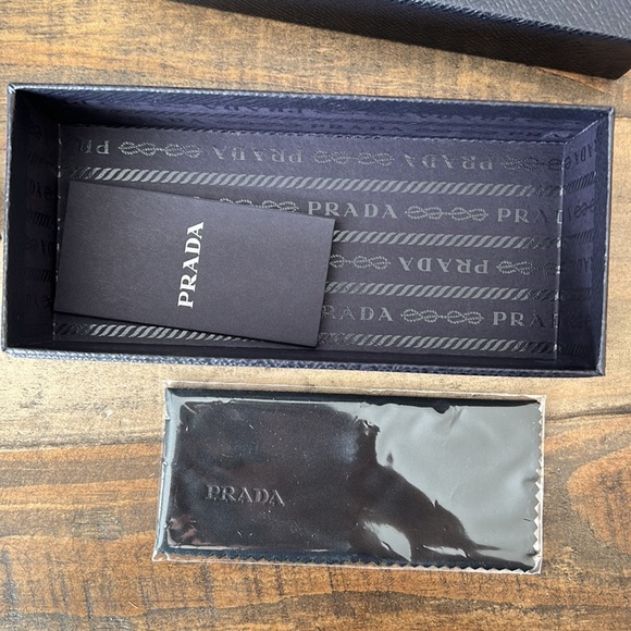 Prada Sunglasses authentic - Picture 5 of 8